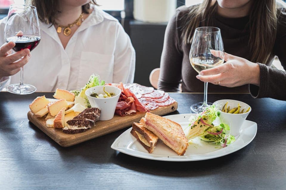 Restaurant/places to eat, Lounge or bar