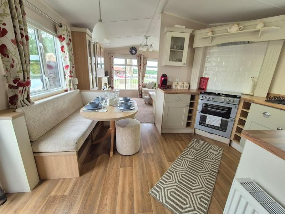 Kitchen or kitchenette, Dining area, internet, oven, stove, toaster