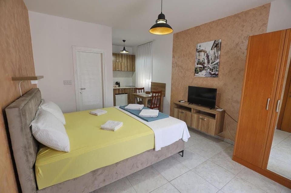 Bed, TV and multimedia, Photo of the whole room, wardrobe