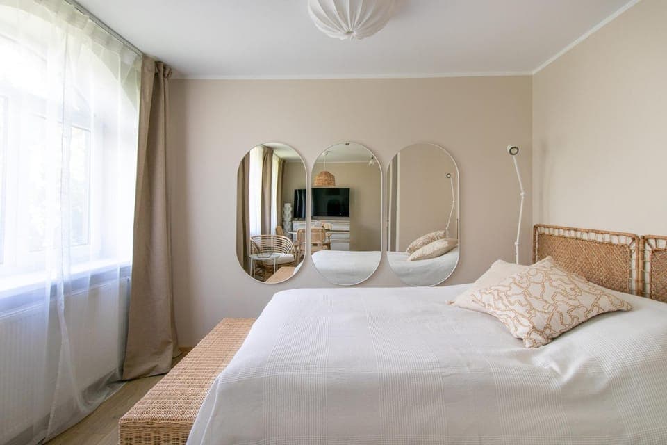 Bed, TV and multimedia, Bedroom