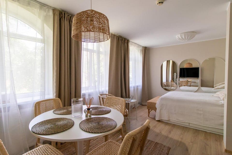 Communal lounge/ TV room, Bed, TV and multimedia, Living room, Seating area, Bedroom