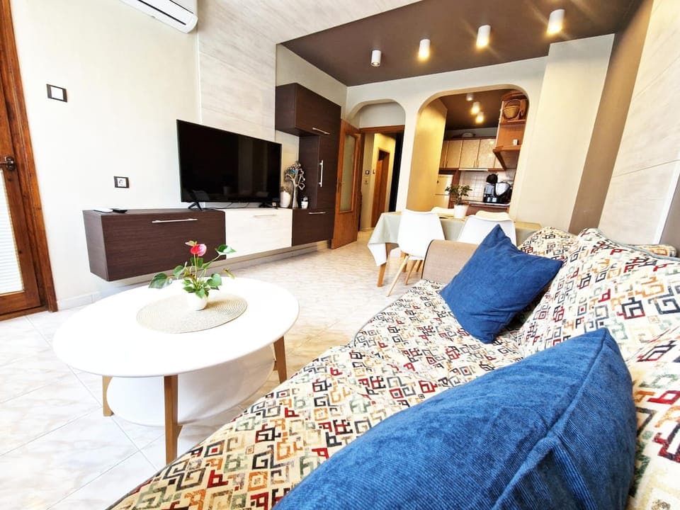 Communal lounge/ TV room, TV and multimedia, Living room, Photo of the whole room, Seating area, Evening entertainment, air conditioner