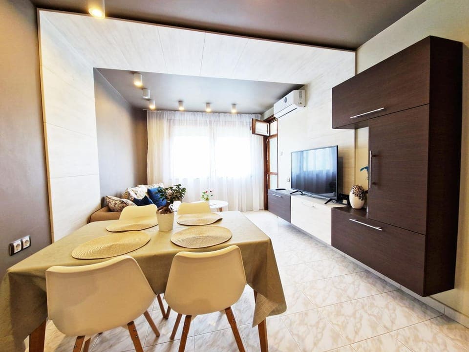 Communal lounge/ TV room, TV and multimedia, Living room, Seating area, Dining area, Evening entertainment
