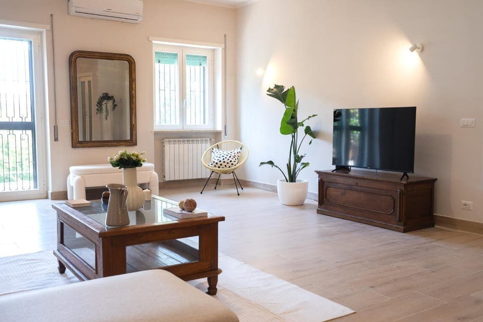 TV and multimedia, Living room, Seating area, Evening entertainment, air conditioner
