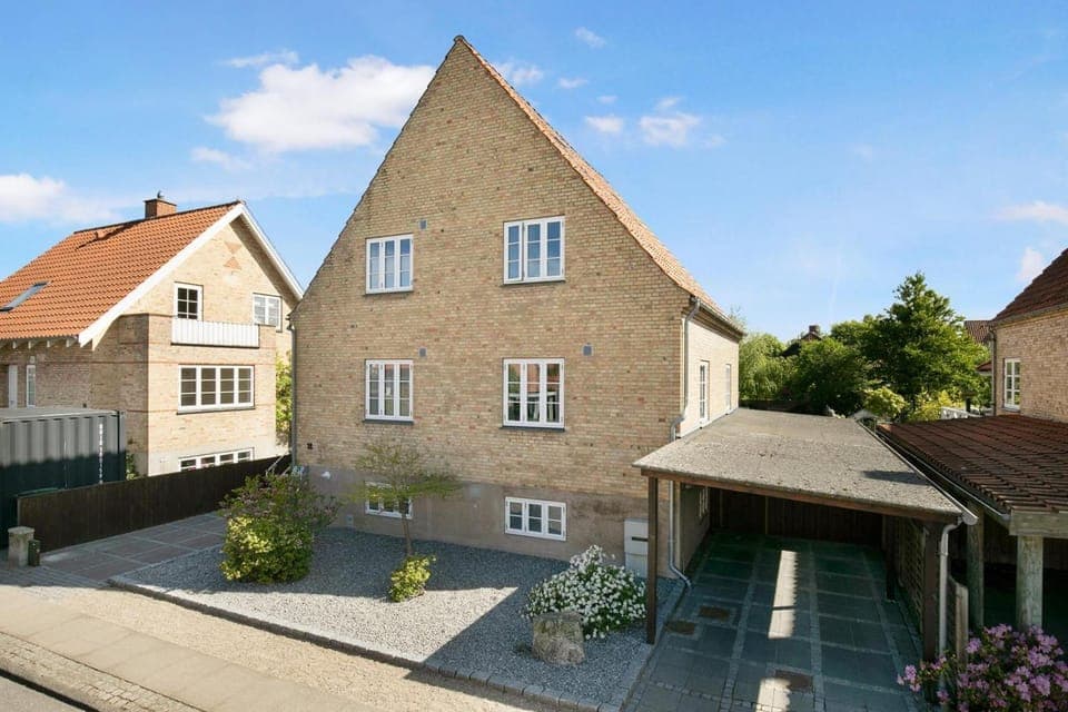 Property building, Facade/entrance