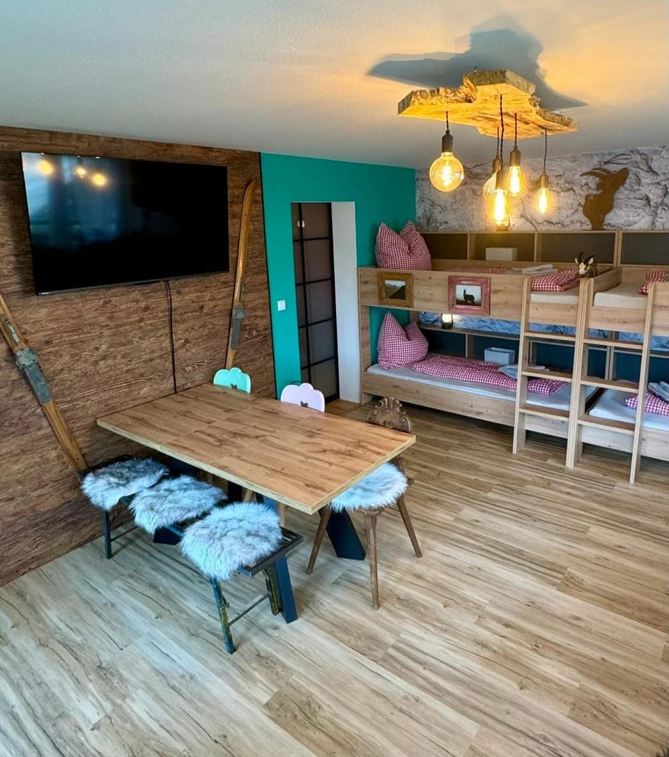 Bed, Living room, Photo of the whole room, Seating area, Dining area, Bedroom