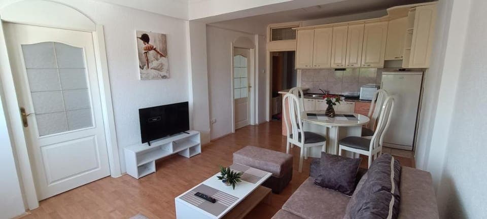 TV and multimedia, Living room, Seating area, Dining area