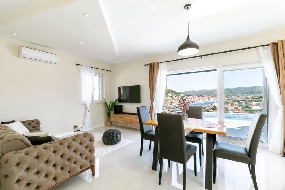 Communal lounge/ TV room, Natural landscape, TV and multimedia, View (from property/room), Seating area, Dining area