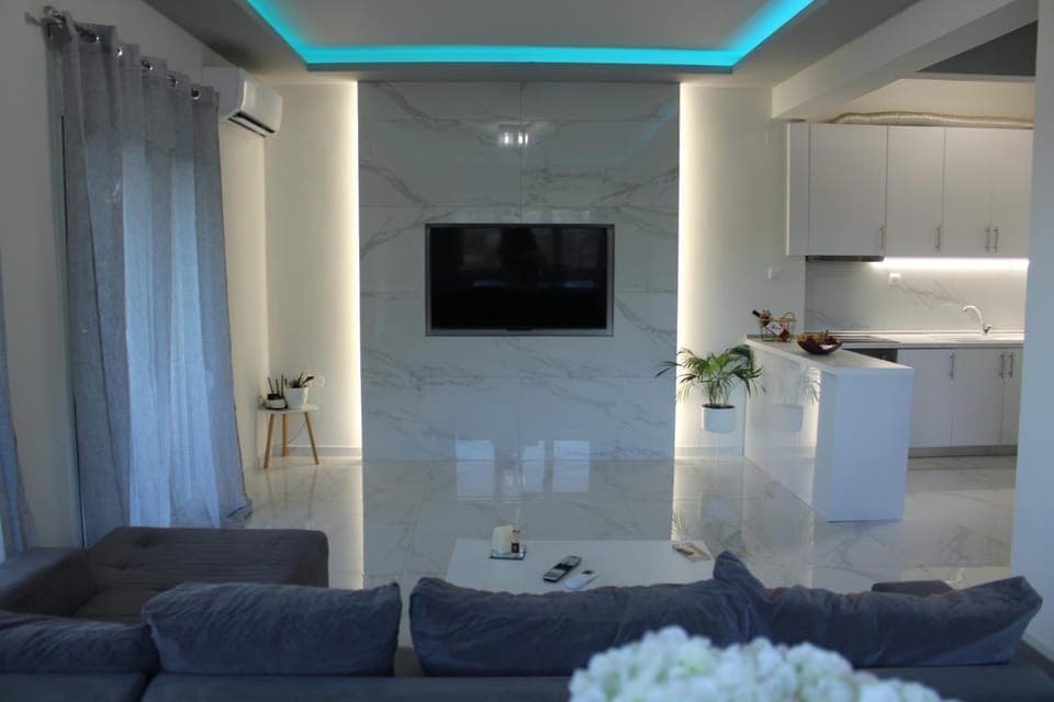 TV and multimedia, Living room, Seating area, air conditioner