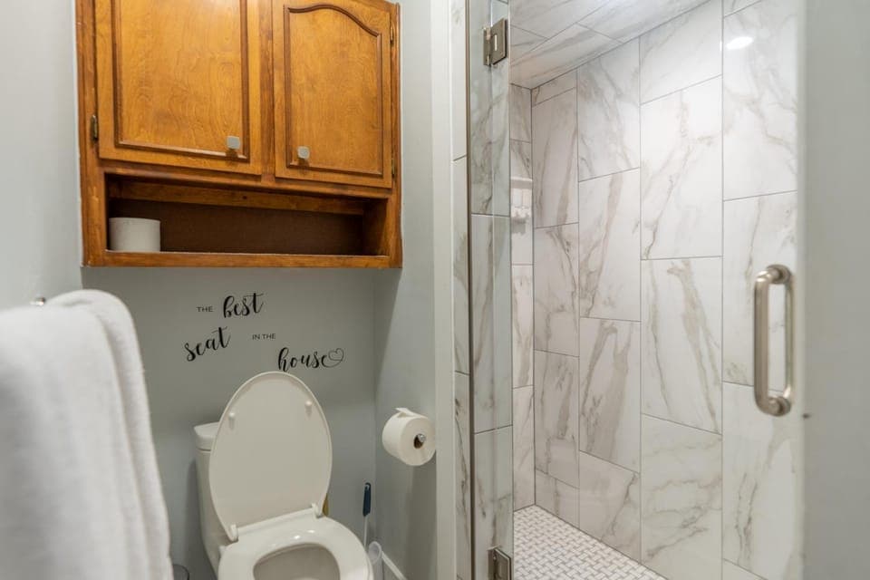 Shower, Toilet, Bathroom, towels