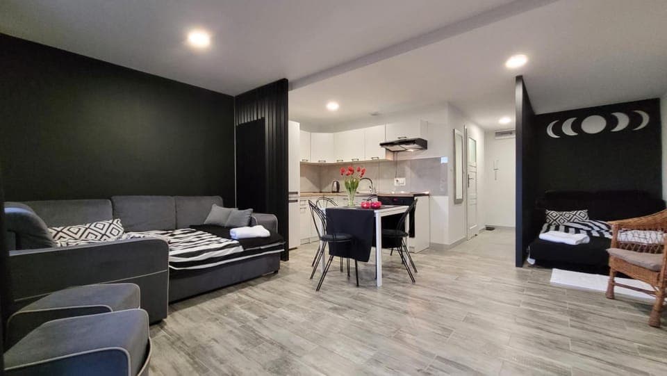 Kitchen or kitchenette, Living room, Seating area, Dining area