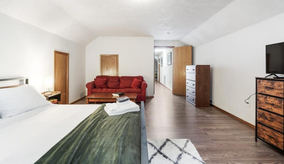 Bed, TV and multimedia, Seating area, Bedroom, wardrobe