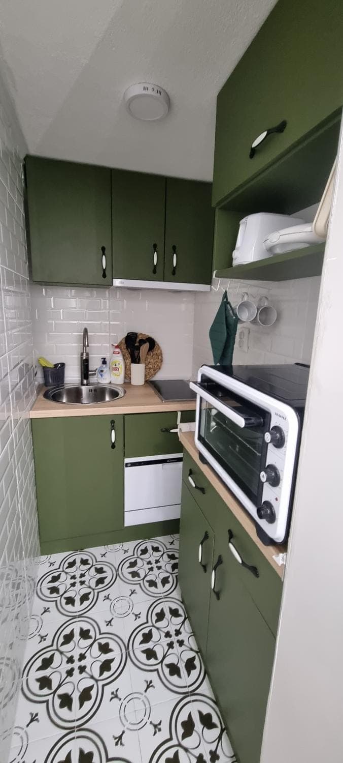 Kitchen or kitchenette