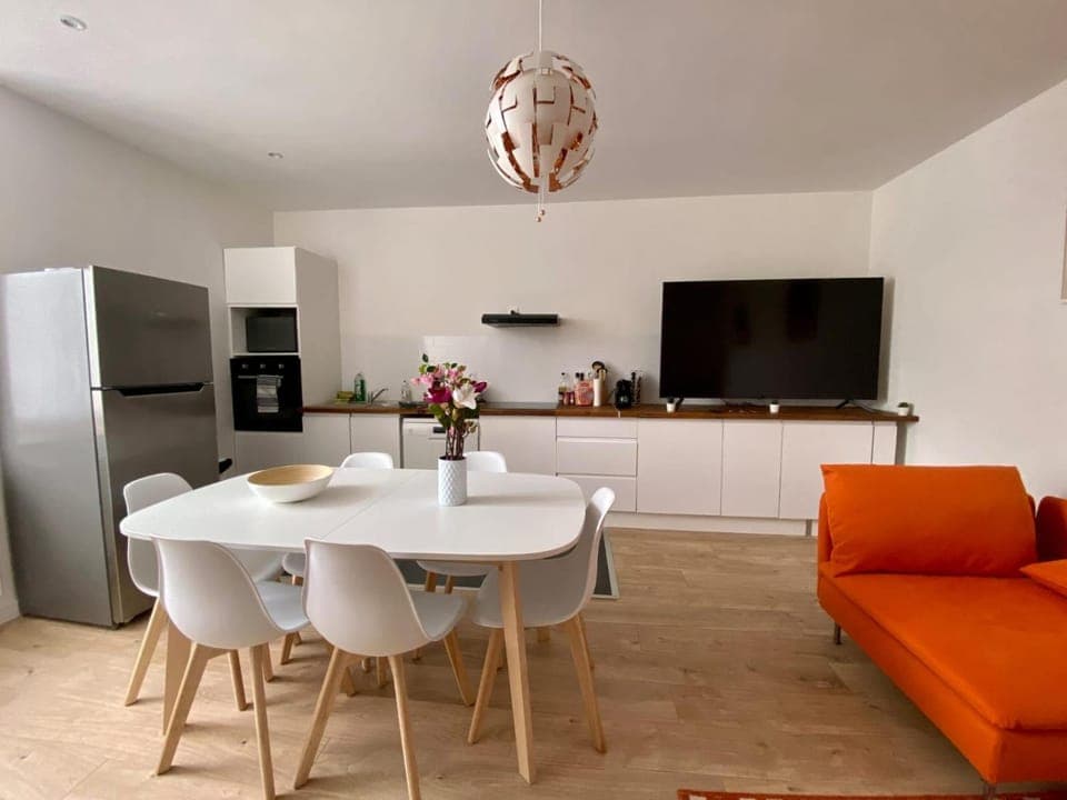 Living room, Dining area, oven, pet friendly