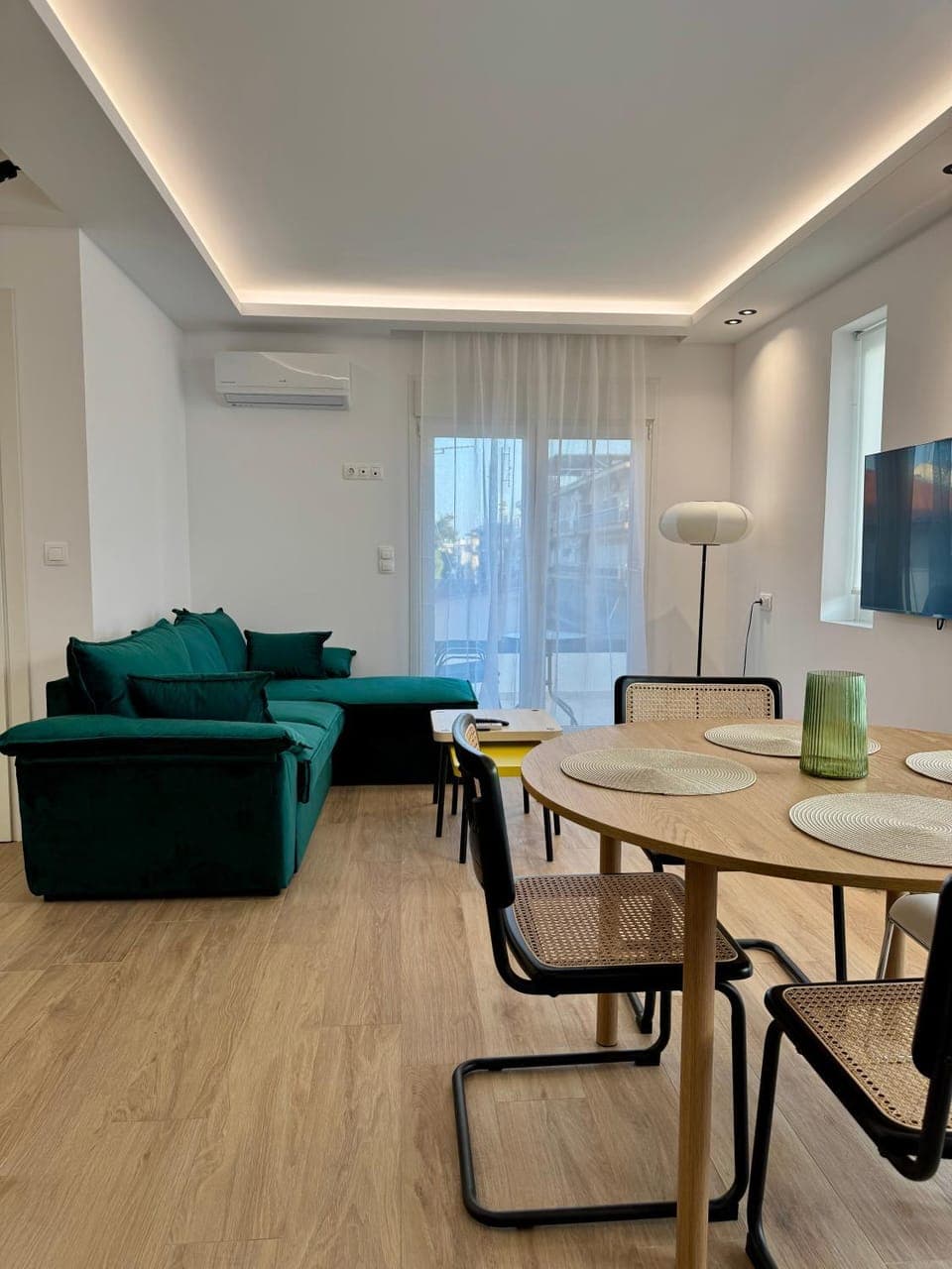 TV and multimedia, Living room, Dining area