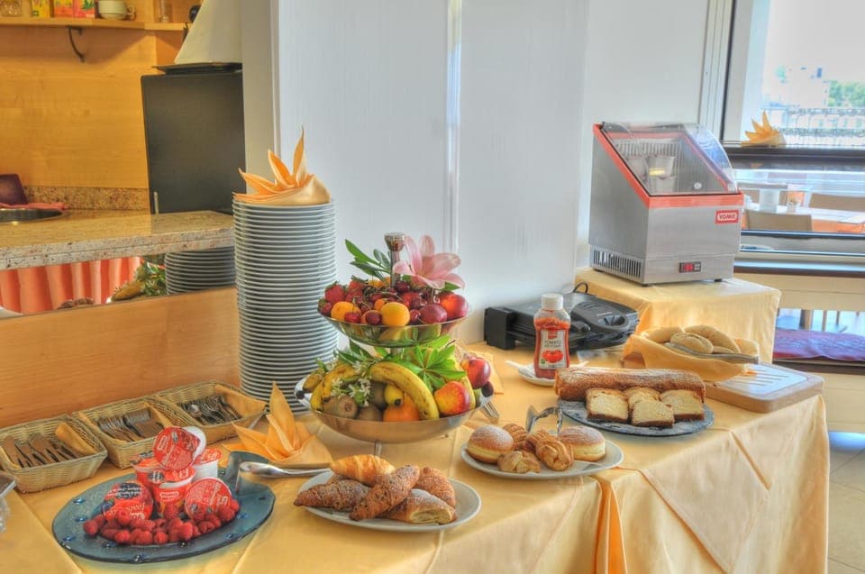 Restaurant/places to eat, Buffet breakfast