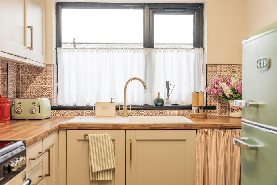 Kitchen or kitchenette, dishwasher, oven
