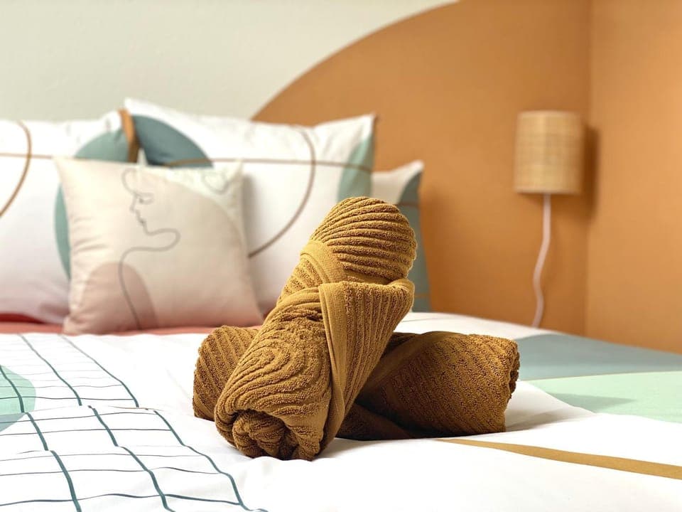 Bed, Bedroom, towels