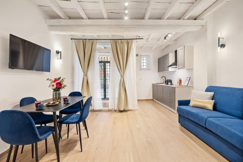 Kitchen or kitchenette, Seating area, Dining area