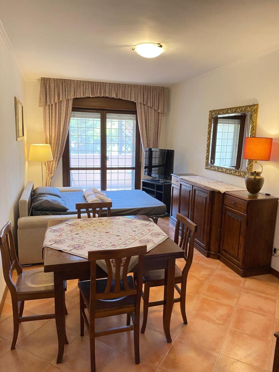 Bed, TV and multimedia, Living room, Photo of the whole room