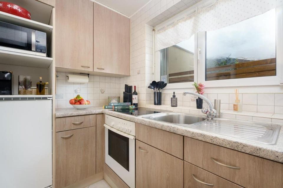 Coffee/tea facilities, Kitchen or kitchenette, oven, stove