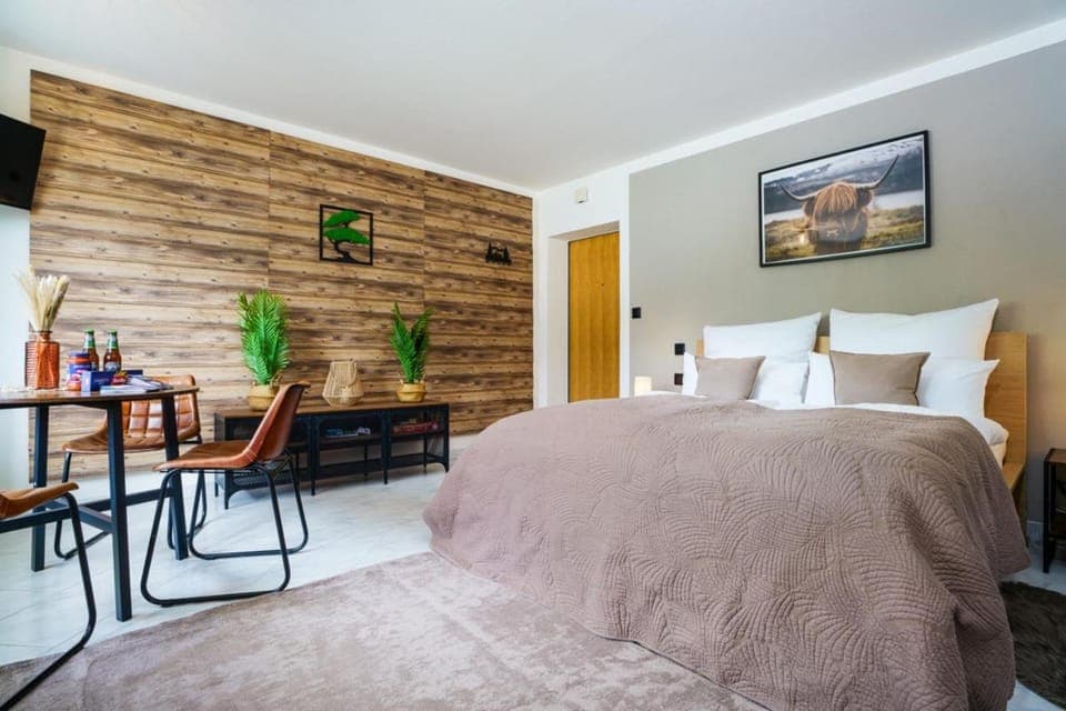 Bed, TV and multimedia, Living room, Photo of the whole room, Seating area, Dining area, Bedroom