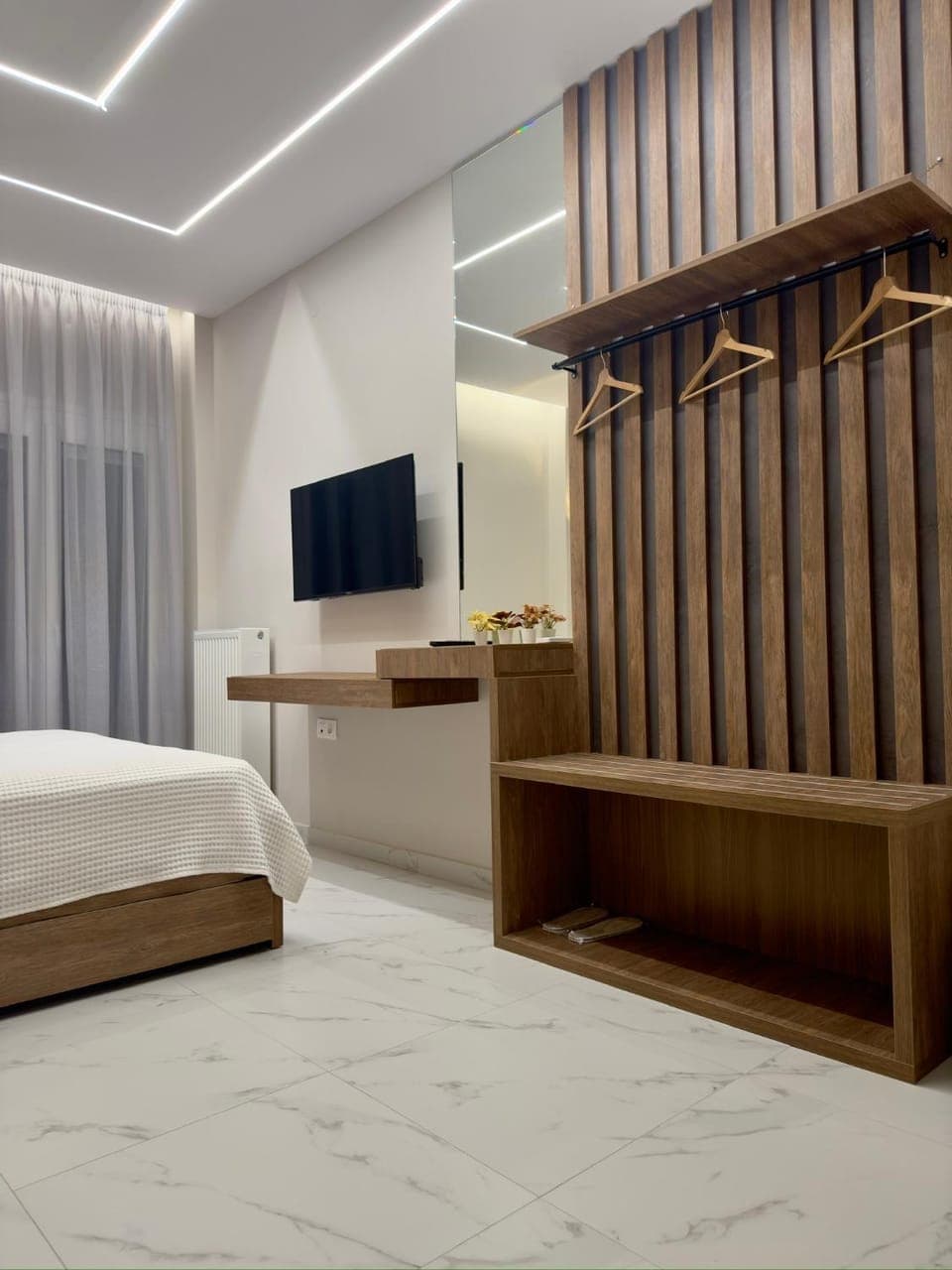 Bed, TV and multimedia, Photo of the whole room, Bedroom