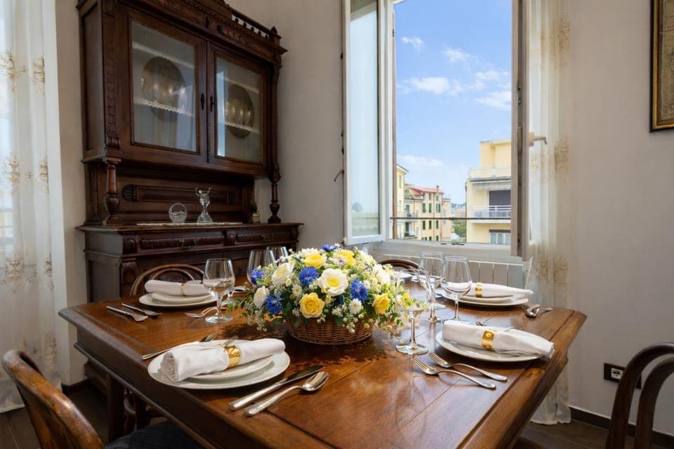 Living room, Food and drinks, Seating area, Dining area, Food