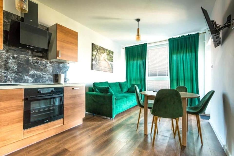 TV and multimedia, Kitchen or kitchenette, Living room, Dining area, pet friendly, stove