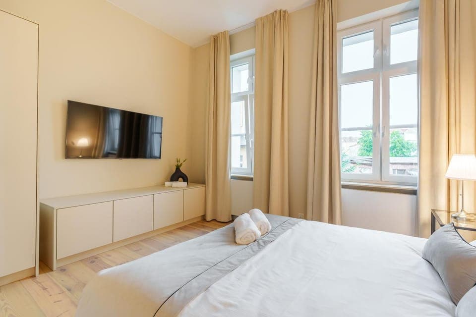 Communal lounge/ TV room, Bed, Bedroom