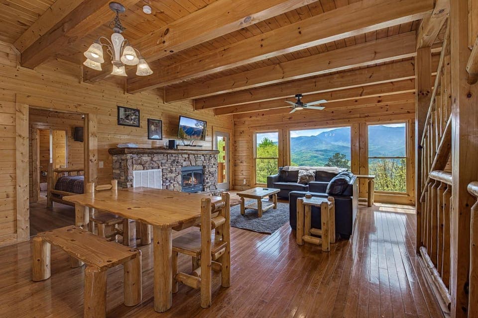 Day, TV and multimedia, View (from property/room), Living room, Seating area, Dining area, Mountain view, fireplace, furniture