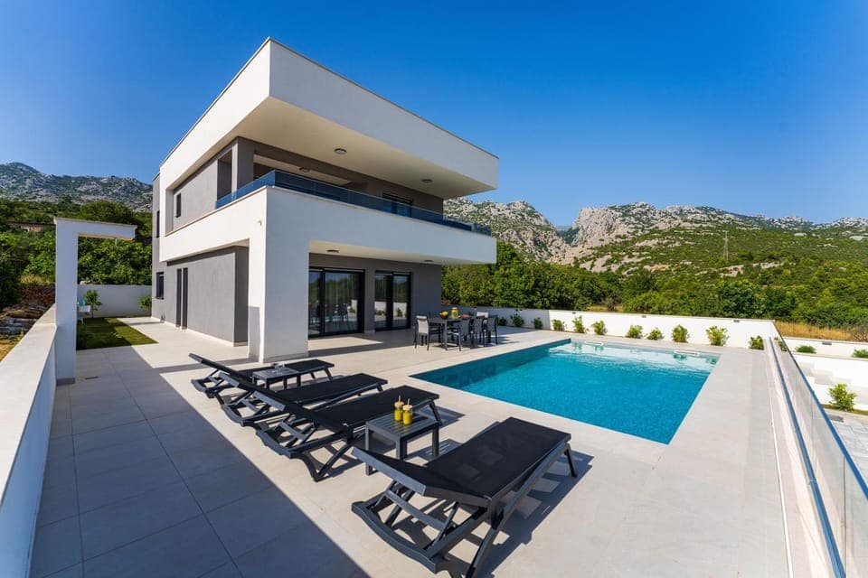 Property building, Patio, Mountain view, Pool view, Swimming pool, sunbed