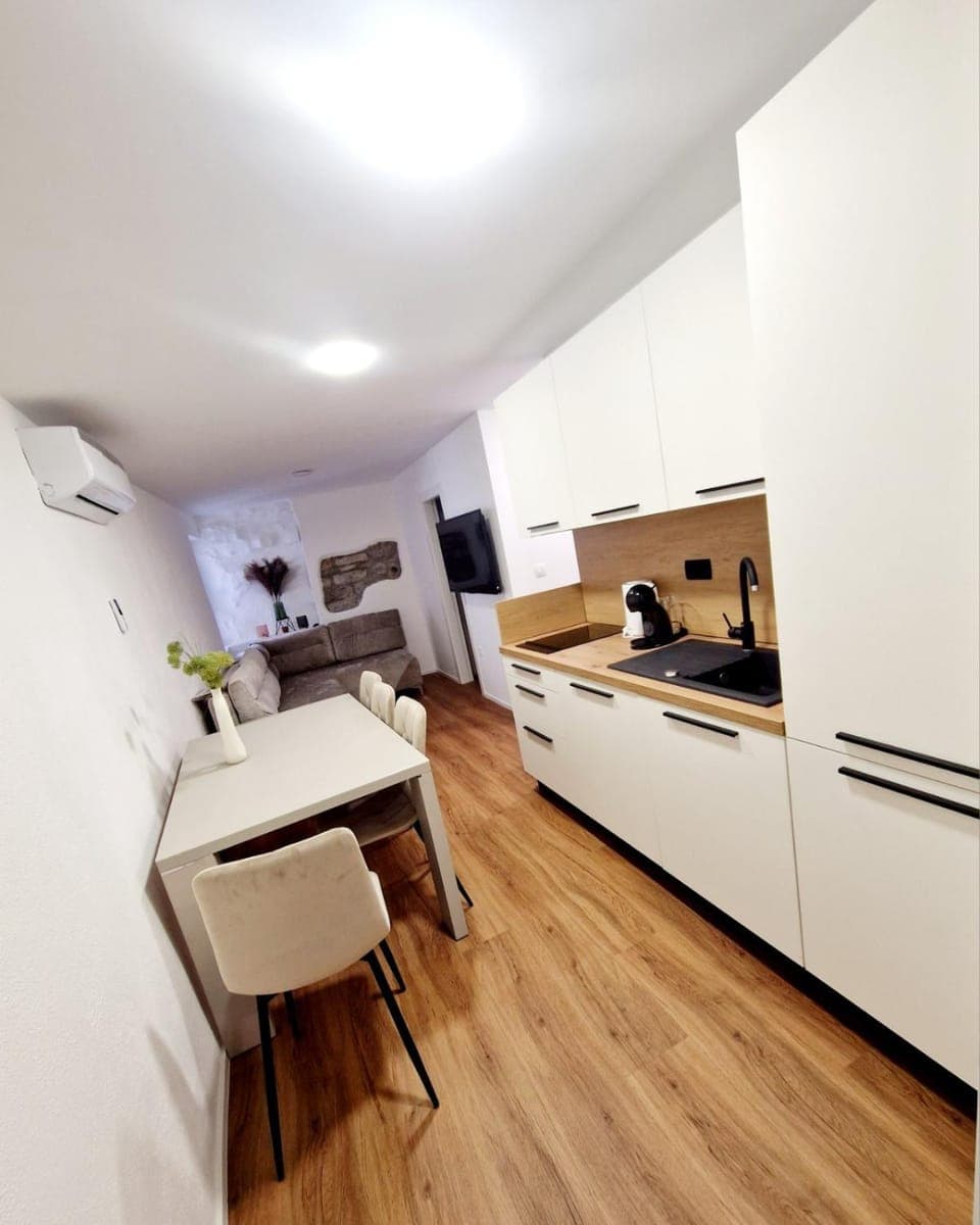 Kitchen or kitchenette, Dining area, stove