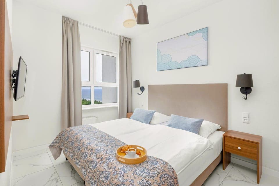 Bed, TV and multimedia, Bedroom, towels