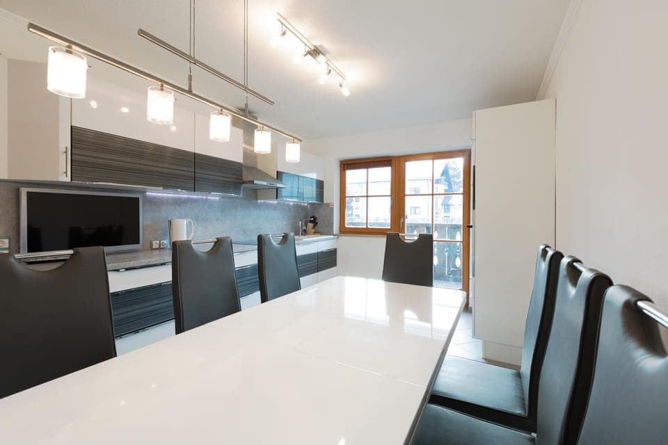 Coffee/tea facilities, Kitchen or kitchenette, Seating area, Dining area