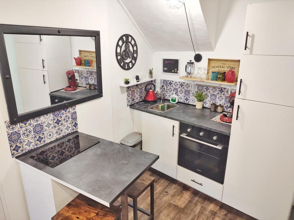 Kitchen or kitchenette, Dining area, oven