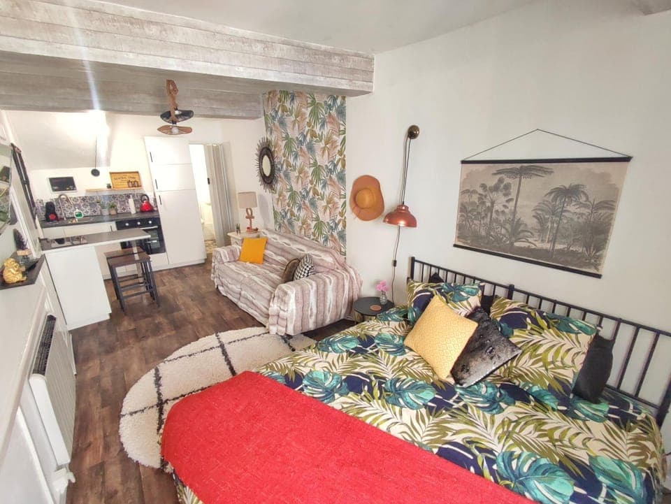 Kitchen or kitchenette, Living room, Photo of the whole room, Seating area, Dining area, Bedroom, stove