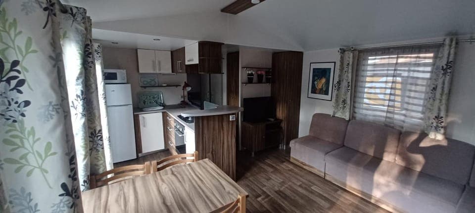 Kitchen or kitchenette, Living room, Seating area, Dining area