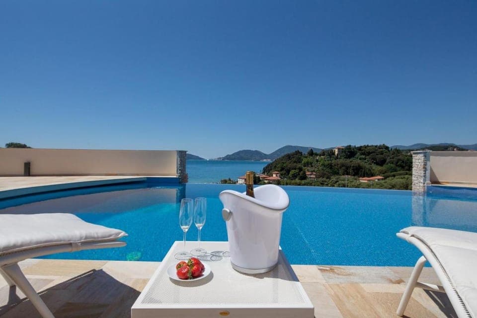 Day, View (from property/room), Balcony/Terrace, Dining area, Pool view, Sea view, sunbed