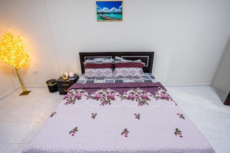 Photo of the whole room, Bedroom