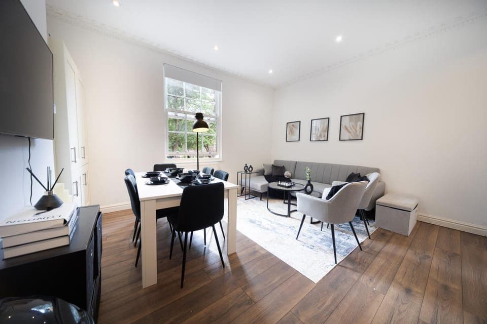 TV and multimedia, Living room, Seating area, Dining area