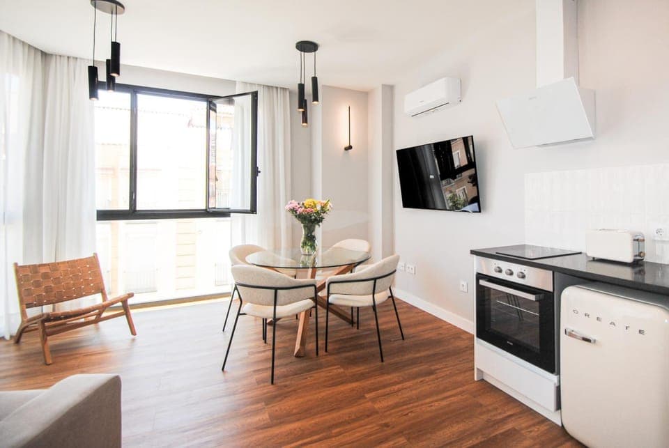 TV and multimedia, Kitchen or kitchenette, Living room, Dining area, oven, stove