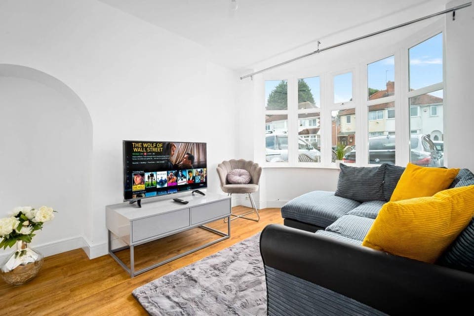 TV and multimedia, Living room, Seating area, Evening entertainment