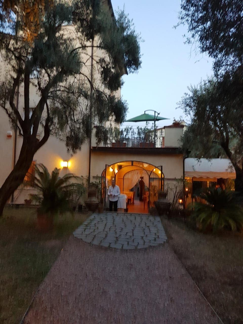 Property building, Restaurant/places to eat, Facade/entrance, Day, Garden view