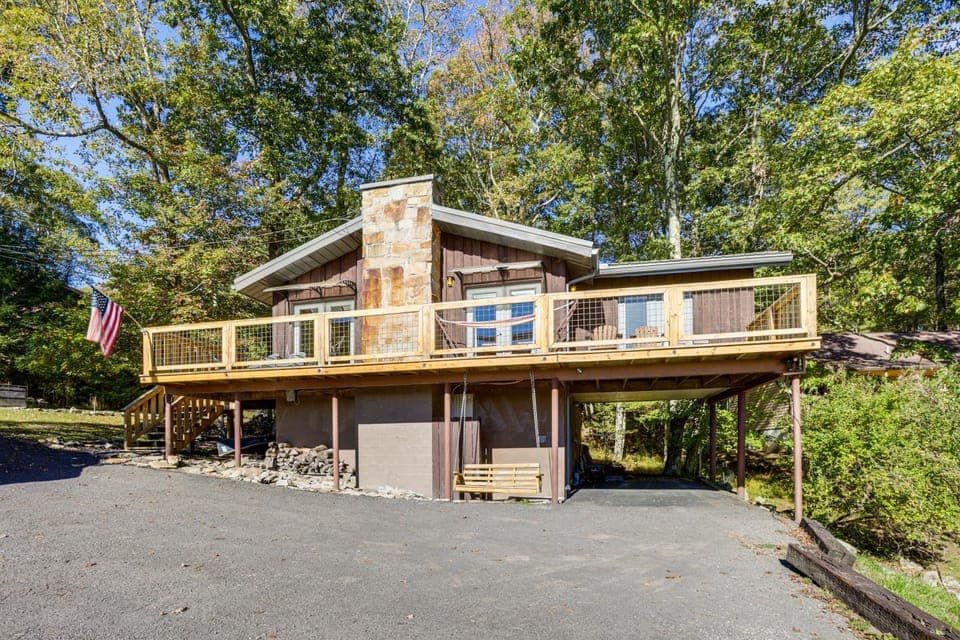 Walk to Alpine Lake: Terra Alta Cabin w/ Deck Cabin in Shenandoah Valley