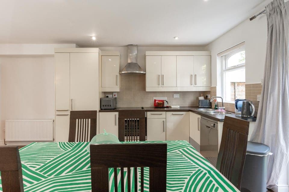 Coffee/tea facilities, Kitchen or kitchenette, Dining area, dishwasher, stove, toaster