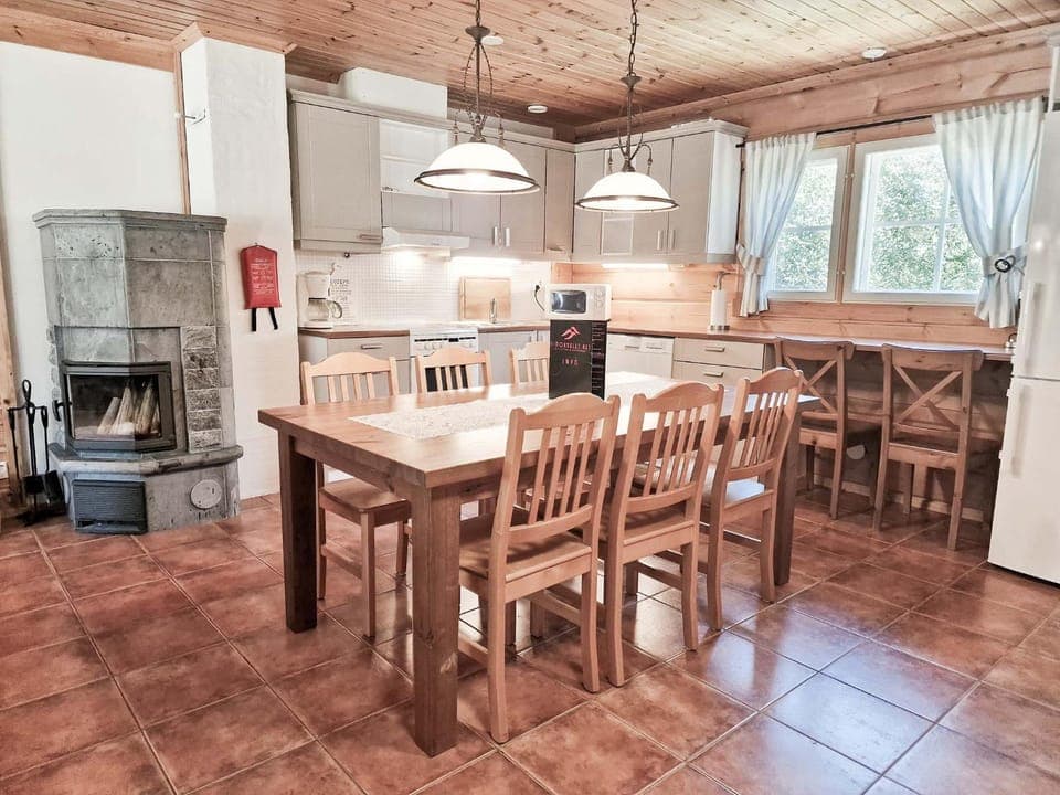 Kitchen or kitchenette, Dining area
