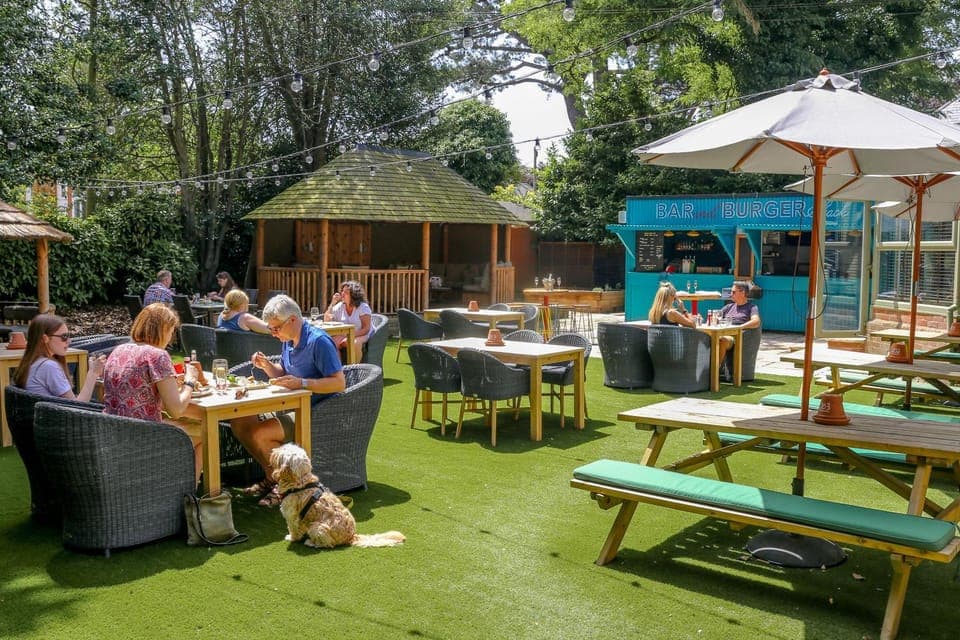 Patio, Restaurant/places to eat, People, Garden