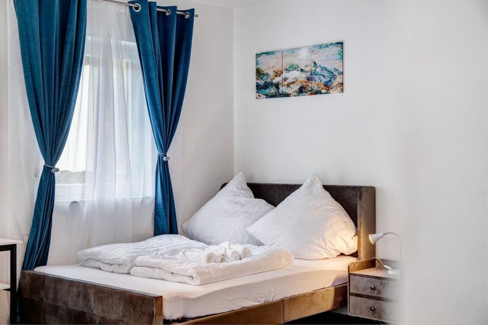 Bed, Photo of the whole room, Bedroom, towels