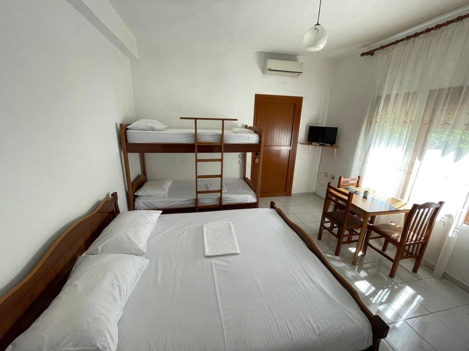 Property building, Communal lounge/ TV room, Bed, TV and multimedia, Kitchen or kitchenette, Photo of the whole room, Dining area, bunk bed, air conditioner